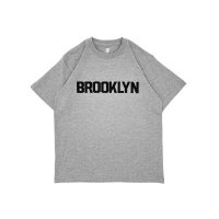 BROOKLYNPROJECTS : BUDDY "BROOKLYN" TEE GREY